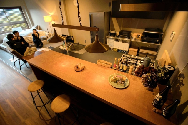 リフォームしたソムリエの女性（右端）の部屋。キッチンは既製品とオーダーを組み合わせた（ウィル提供）