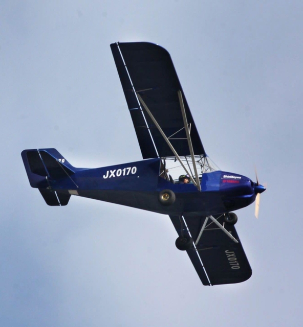 富士川の上空を旋回する新明和工業とヤマハ発動機の共同開発機「ＸＵーＬ」＝静岡市清水区
