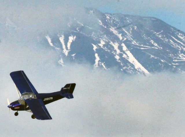 富士川の上空を旋回する新明和工業とヤマハ発動機の共同開発機「ＸＵーＬ」＝静岡市清水区