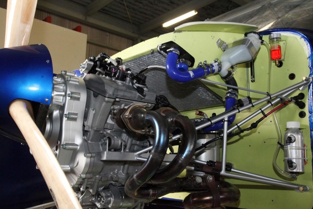 「ＸＵーＬ」に搭載されたヤマハ発動機のスノーモービル用エンジン＝静岡市清水区、富士川滑空場