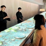 支配人の大坪健次さん（左）が語り部として、神戸の食を紹介する＝神戸市中央区北長狭通２