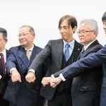 資本業務提携した神明ホールディングスの藤尾益雄社長（中央）と神果神戸青果の原田俊一社長（右から２人目）ら＝神戸市中央区栄町通６