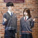 ホグワーツ魔法魔術学校の寮生の制服をイメージしたカーディガンの着用例(WIZARDING WORLD characters, names, and related indicia are (c) & (tm) WarnerBros. Entertainment Inc. Publishing Rights (c) JKR. (s22))