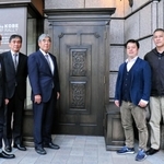 神戸洋家具の特徴あるデザインのドアの前に立つ兵庫県家具組合連合会のメンバー＝神戸市中央区明石町４０
