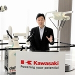 川崎重工業の工場を視察後、取材に応じる西村康稔経済産業相＝１１日午前、明石市川崎町、同社明石工場