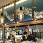 売り場からは厨房の中が見える。天井から下がる照明はイカ釣り漁船の電球をイメージした＝加古川市別府町緑町