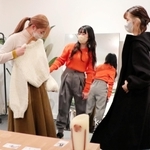 クロシェのイベントで洋服を試着する女子大学生＝神戸市中央区元町通５