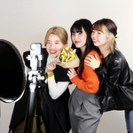 選んだ洋服を着てプロ用の機材を使い写真撮影をするイベント参加者＝神戸市中央区元町通５