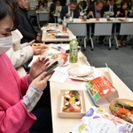 来夏の販売に向け、開発中の弁当を試食する学生ら＝神戸市中央区加納町４、ＪＲ西日本兵庫支社