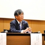 ヒノトリの展開を説明する（右から）メディカロイドの橋本康彦会長、浅野薫社長、宗藤康治副社長＝東京都港区赤坂１