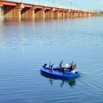 手前の青いものがボート型ドローン。橋脚に近づき調査する＝高砂市高砂町栄町