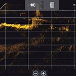 ソナーが捉えた橋脚周囲のモニター画面。オレンジ色の横線が川底、中央上部の縦線が橋脚を示す（山陽電気鉄道提供）