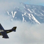 富士川の上空を旋回する新明和工業とヤマハ発動機の共同開発機「ＸＵーＬ」＝静岡市清水区