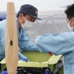 エンジンの動作確認をするヤマハ発動機の担当者＝静岡市清水区、富士川滑空場