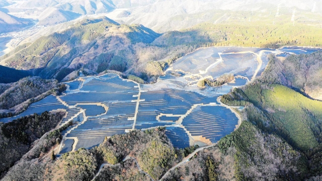 営業運転を開始した大規模太陽光発電の「播州メガソーラー発電所」＝兵庫県上郡町（関西電力提供）