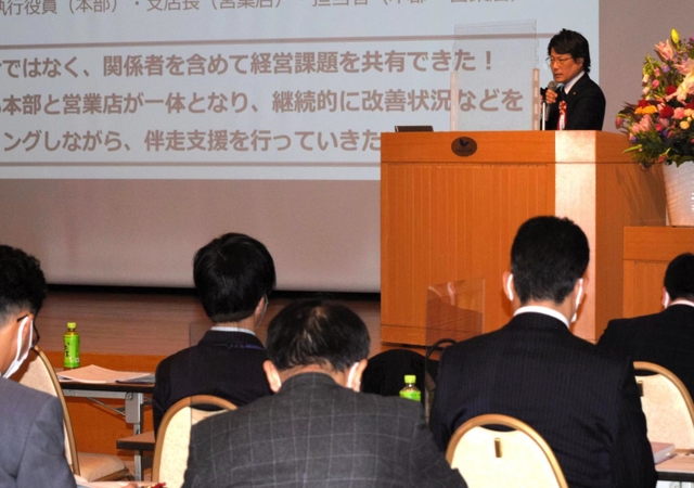 事例を発表する信用金庫の代表＝神戸市中央区中山手通４