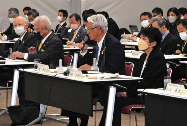 意見交換会で発言する神戸商工会議所の川崎博也会頭（最前列右から２人目）＝大阪市北区、大阪府立国際会議場