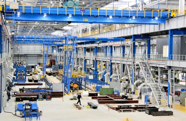 タクマ播磨工場で稼働を始めた新工場棟の内部＝高砂市荒井町新浜１