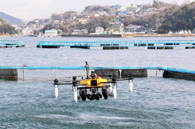 坊勢島近くの養殖場に降下する水空合体ドローン＝姫路市家島町沖