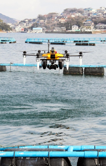 坊勢島近くの養殖場に降下する水空合体ドローン＝姫路市家島町沖