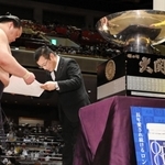 優勝力士（左）に大関杯や表彰状を贈る大関の社員（日本相撲協会提供）