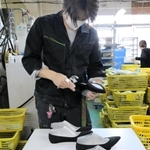 縫製された靴のアッパー（足を覆う部分）を成型する従業員＝神戸市長田区細田町２、サンナイト