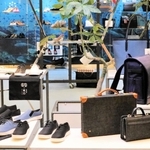 それぞれに漁網を使った神戸シューズと豊岡鞄（かばん）の展示＝神戸市中央区港島中町６、神戸国際展示場