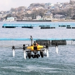 坊勢島近くの養殖場に降下する水空合体ドローン＝姫路市家島町沖