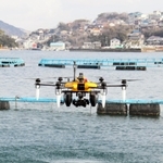 坊勢島近くの養殖場に降下する水空合体ドローン＝姫路市家島町沖