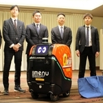 報道陣の取材に応じる川崎重工業の石田正俊執行役員（右から３人目）＝東京都新宿区