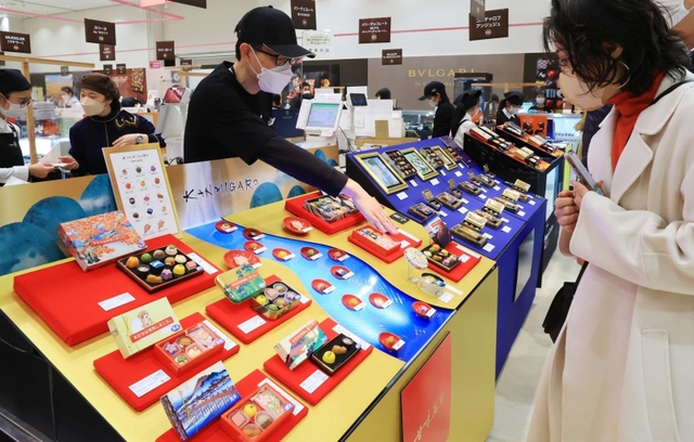 華やかなチョコレートが並ぶ特設売り場＝神戸市中央区明石町、大丸神戸店
