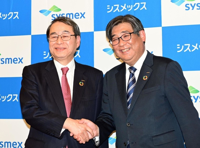 退任を表明した家次恒現社長（左）の後を受けて新社長に就任する浅野薫氏＝７日午後、神戸市中央区港島中町６、神戸ポートピアホテル