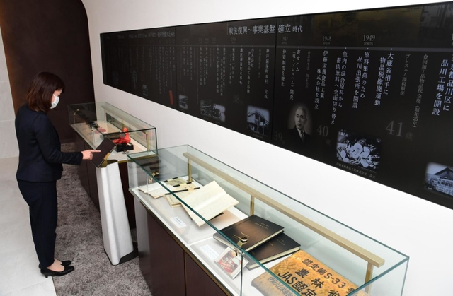 伊藤ハムの年表を映すモニターと、展示される伊藤傳三氏や伊藤ハムゆかりの品々＝神戸市灘区備後町３、伊藤傳三記念館