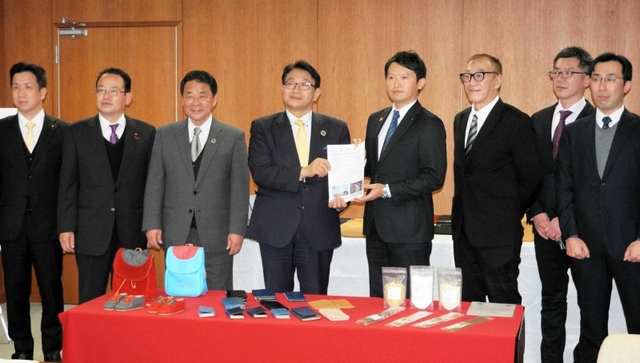 皮革産業の振興を求めて、斎藤元彦知事（右から４人目）に要望書を提出する清元秀泰姫路市長（同５人目）ら＝兵庫県庁