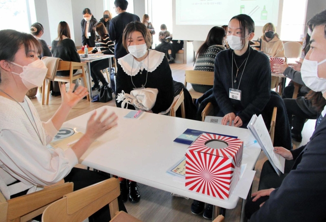 兵庫県内の女子大学生と県内のものづくり企業の社員らが交流したイベント＝神戸市中央区加納町４