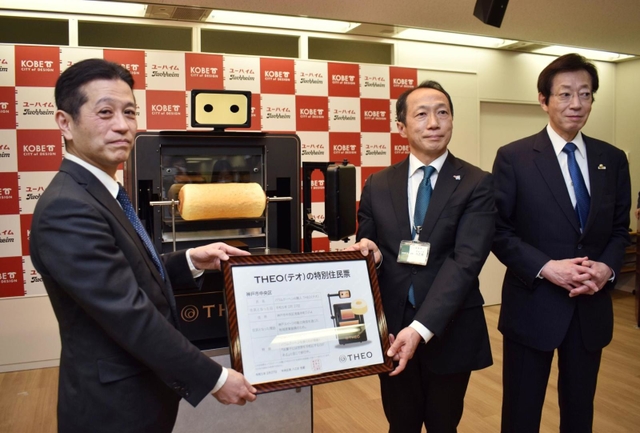 特別住民票を交付されたＴＨＥＯ（テオ）を囲むユーハイムの河本英雄社長（左端）、久元喜造神戸市長（右端）ら＝神戸市役所