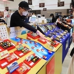 華やかなチョコレートが並ぶ特設売り場＝神戸市中央区明石町、大丸神戸店