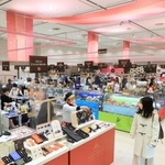 明るい雰囲気の内装で飾られたバレンタイン向けのチョコレート売り場＝神戸市中央区、大丸神戸店