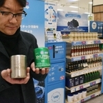 ループ専用の容器に入った商品（右）と包装を剝がした空き容器。返却箱（中央奥）で回収する＝伊丹市池尻４