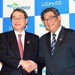 退任を表明した家次恒現社長（左）の後を受けて新社長に就任する浅野薫氏＝７日午後、神戸市中央区港島中町６、神戸ポートピアホテル