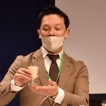 酒かすを使ったカクテル作りを実演するバーテンダーの森崎和哉さん＝神戸市東灘区御影塚町１、神戸酒心館