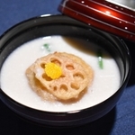 神戸酒心館の日本料理店「さかばやし」が提供する酒かすを使った明石焼き風の汁物＝神戸市東灘区御影塚町１、神戸酒心館