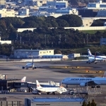 数多くの旅客機が離着陸する大阪（伊丹）空港＝資料写真
