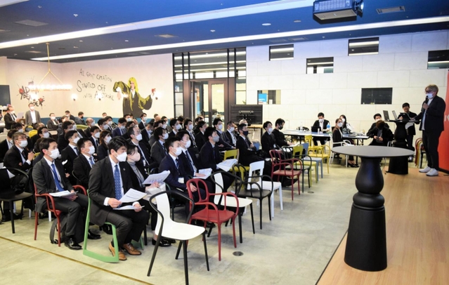 スタートアップ経営者らの話を聞く金融機関の職員ら＝神戸市中央区浪花町、起業プラザひょうご
