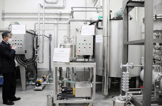 蒸留装置などの生産設備を備えた鈴木薄荷の研究棟内＝神戸市中央区港島南町３