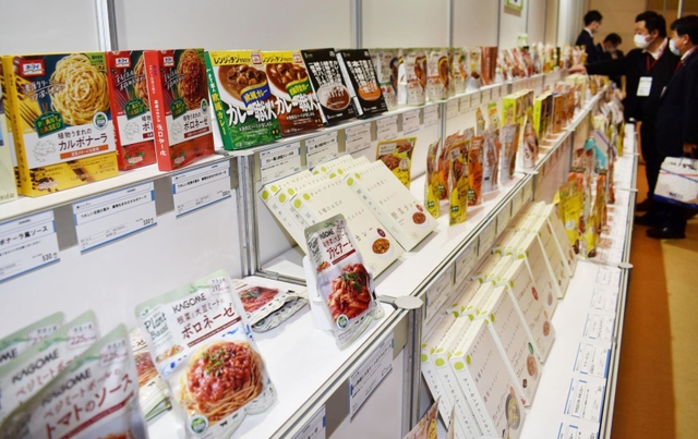 植物由来のパスタソースなど、消費者の志向に合った食品が並ぶ展示会＝神戸市中央区港島中町６、神戸国際展示場