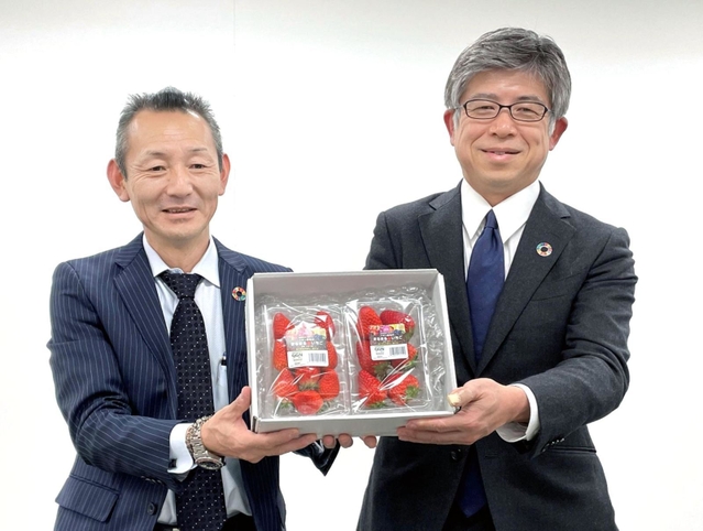 実証実験で収穫したイチゴを持つイオンアグリ創造社長の福永庸明氏（左）と大阪ガス執行役員の夏秋英治氏＝大阪市中央区（大阪ガス提供）