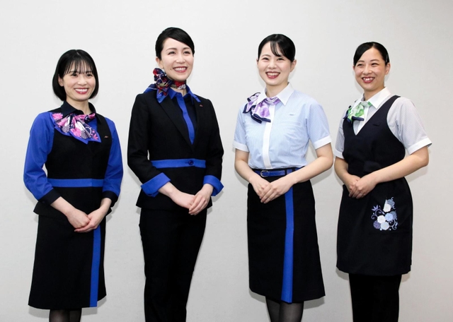 ４月１日から山陽新幹線で導入されるパーサーの新制服＝２２日午前、大阪市北区