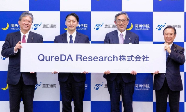 関西学院大と豊田通商が設立した「キュレダリサーチ」の瀬川恭平社長（左から２人目）と最高技術責任者の金子忠昭同大教授（同３人目）＝関学大提供
