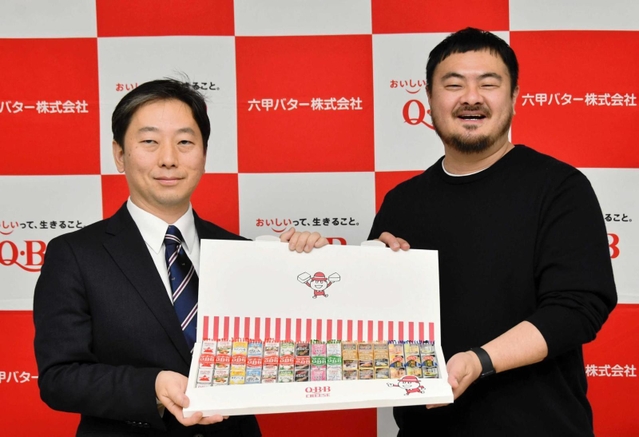 会見する鳥羽周作シェフ（右）と塚本浩康社長＝東京都中央区